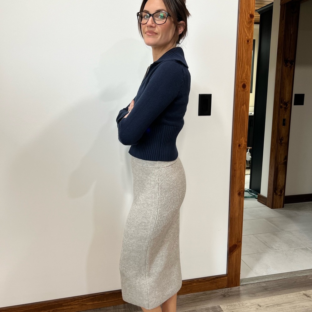 Elegant Gray Knit Skirt